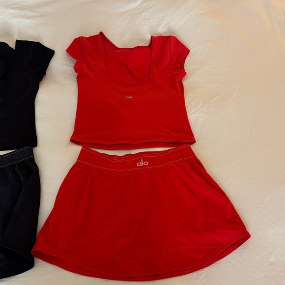 ALO Yoga Black and Red Short Sleeve Tees - Picture 3 of 4